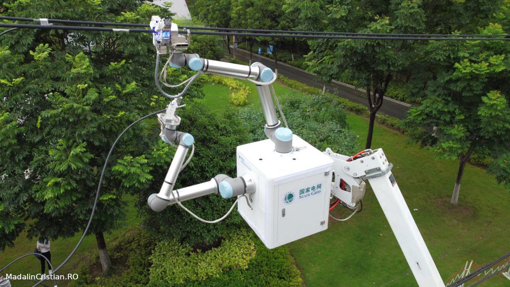 Într-o premieră mondială, un robot chinezesc a efectuat cu succes reparații la o linie electrică de 10 kV
